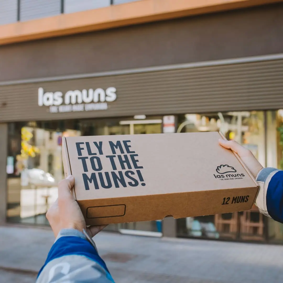 caja de empanadas frente a la tienda