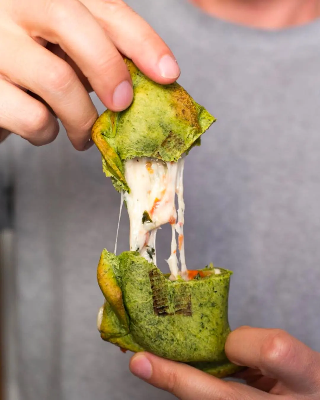 eEmpanada de tomate y albahaca cortada a la mitad