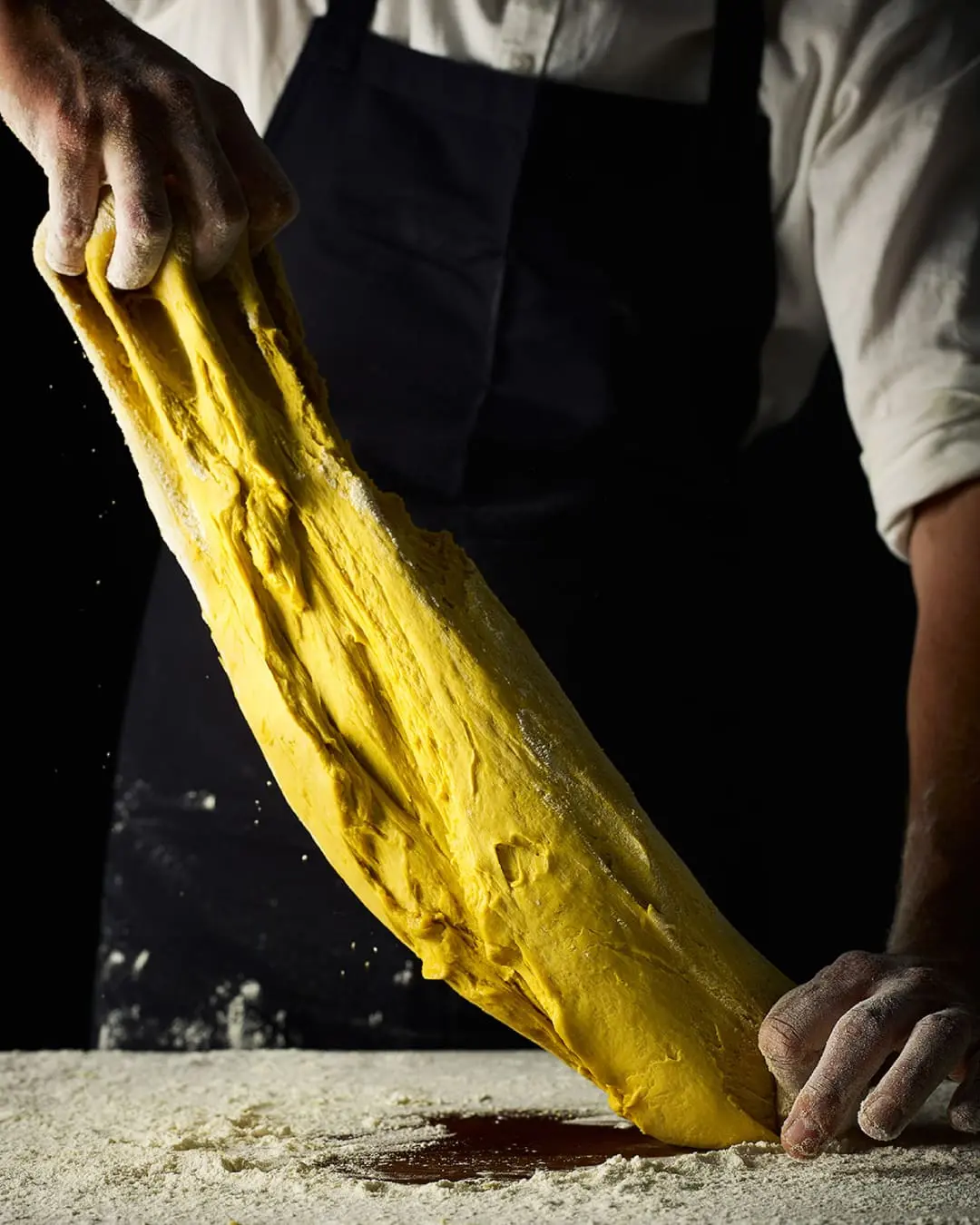 Chef amasando las tapas de empanadas